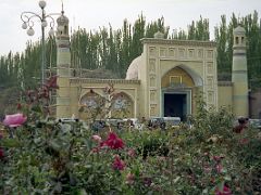 06 Kashgar Id Kah Mosque With Flowers In 1993.jpg